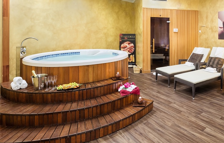 PRIVATE SPA WITH WHIRLPOOL AND SAUNA